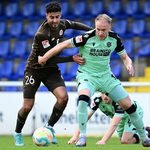 Elias Saad im Zweikampf mit Havard Nielsen von Hannover 96