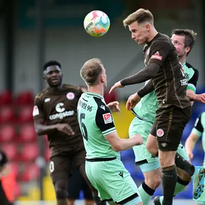 Johannes Eggestein gewinnt ein Kopfballduell im Testspiel gegen Hannover 96