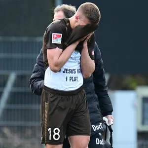 Jakov Medic versteckt sein Gesicht unter seinem Trikot