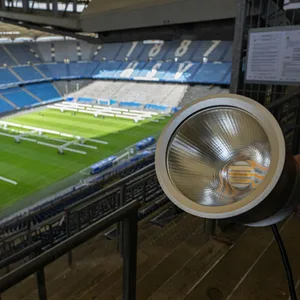Auch an der Beleuchtung wird aktuell im Volksparkstadion gearbeitet.
