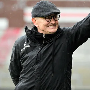 Ewald Lienen grüßt die Fans am Millerntor.