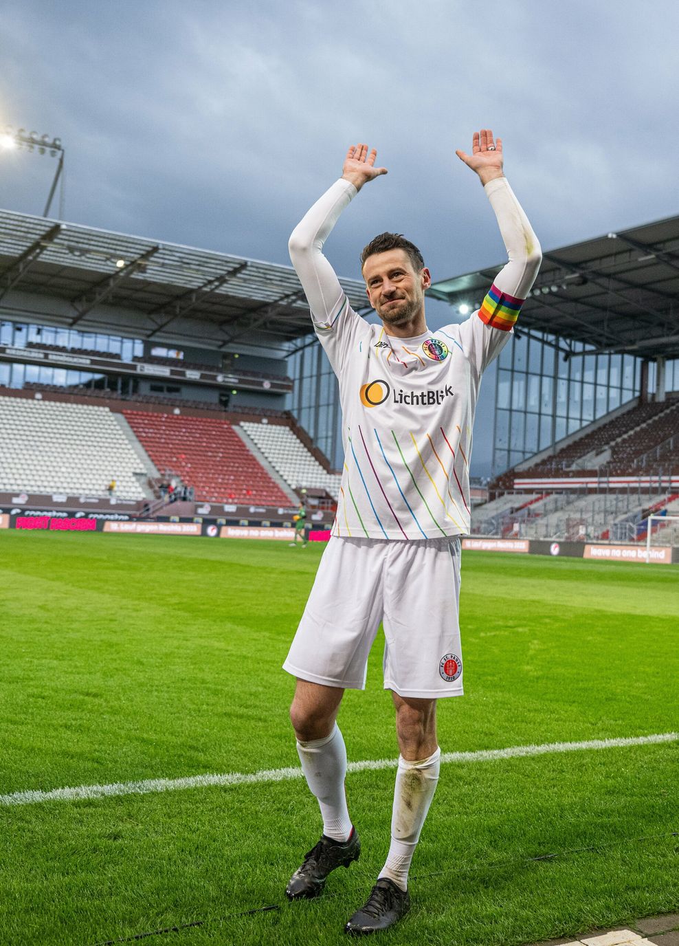 Jan-Philipp Kalla macht die Welle mit den Fans