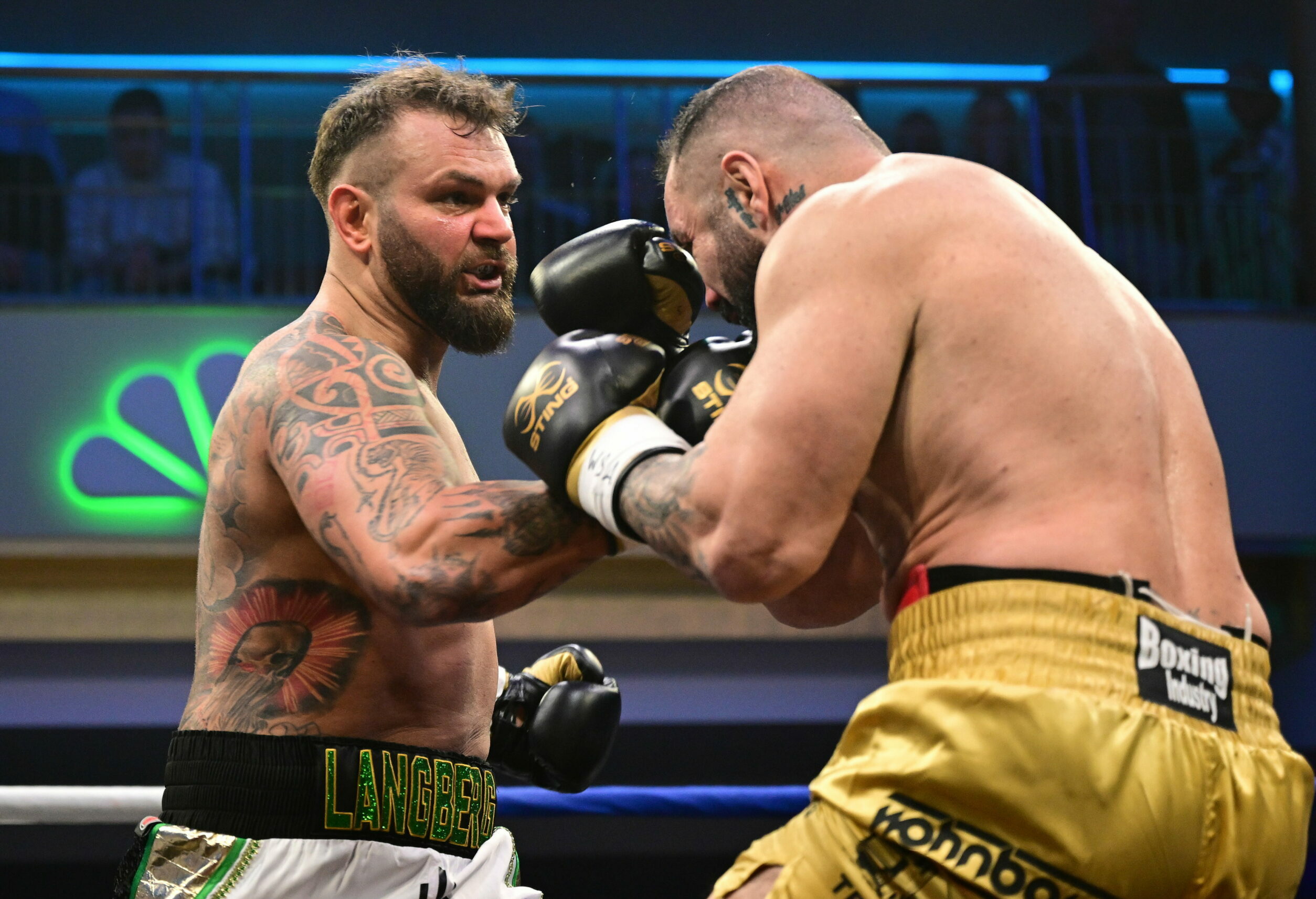 Schwergewichtsboxer Felix Langberg trifft Gegner Patrick Korte mit einem rechten Haken schwer