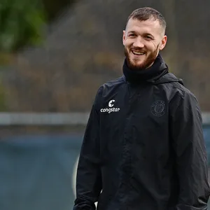 St. Paulis Marcel Hartel lacht im Training