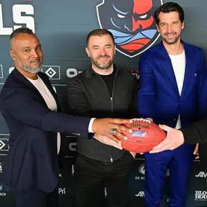 Patrick Esume, Zeljko Karajica, Jonas Boldt und Max Paatz präsentieren einen Football