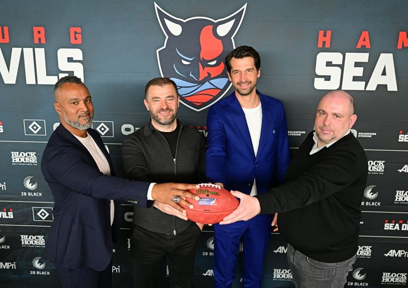 Patrick Esume, Zeljko Karajica, Jonas Boldt und Max Paatz präsentieren einen Football