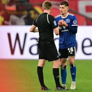 HSV-Verteidiger Javi Montero redet vergeblich auf Schiedsrichter Robert Schröder ein.