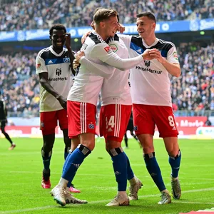 DIe HSV-Profis jubeln gegen Hannover