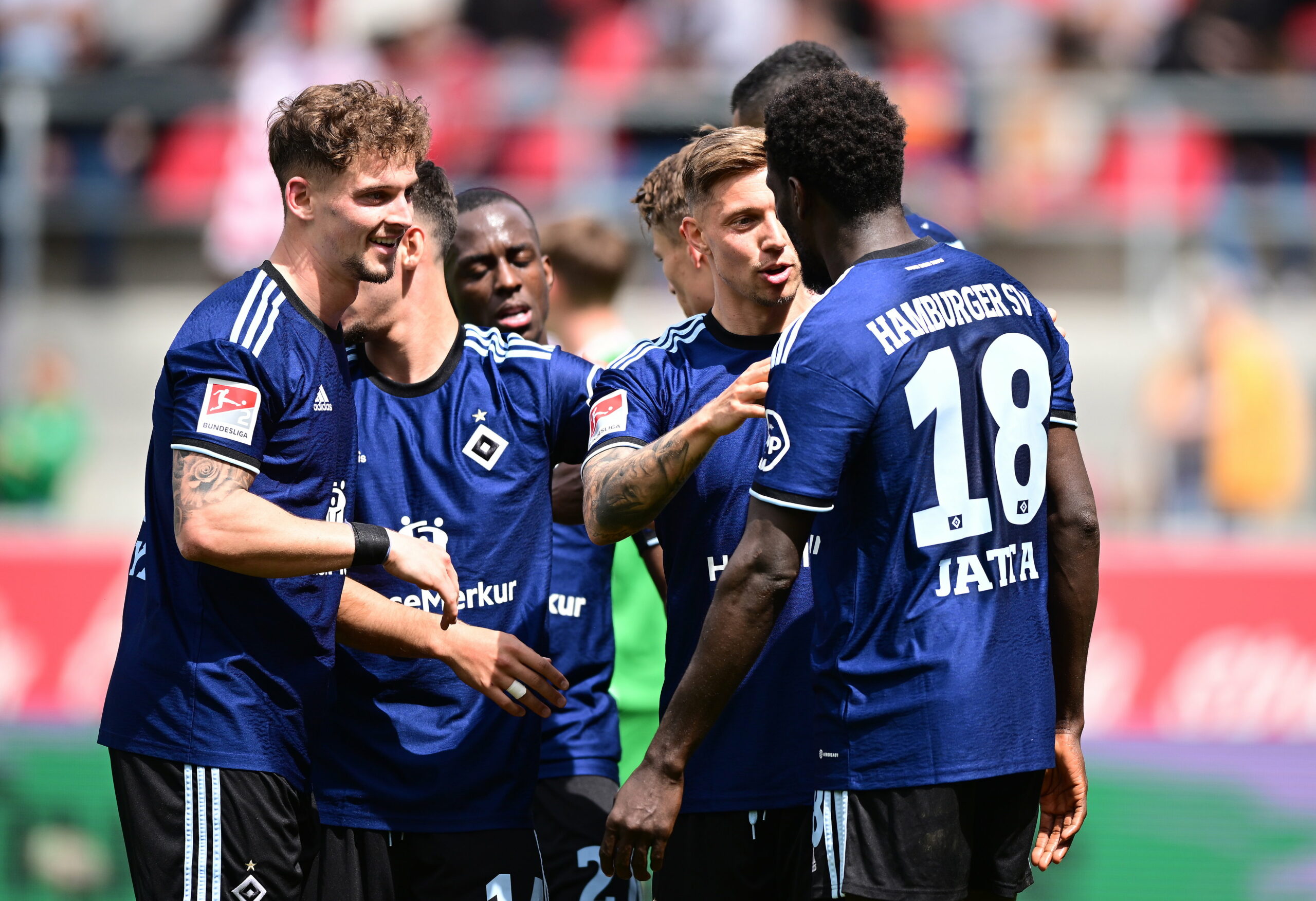 Der HSV jubelt nach dem 5:1-Sieg gegen den SSV Jahn Regensburg