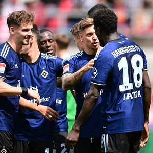 Der HSV jubelt nach dem 5:1-Sieg gegen den SSV Jahn Regensburg