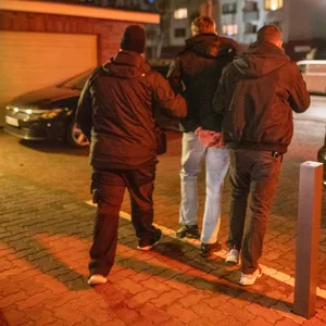 Zivilfahnder führen den 18-Jährigen ab.