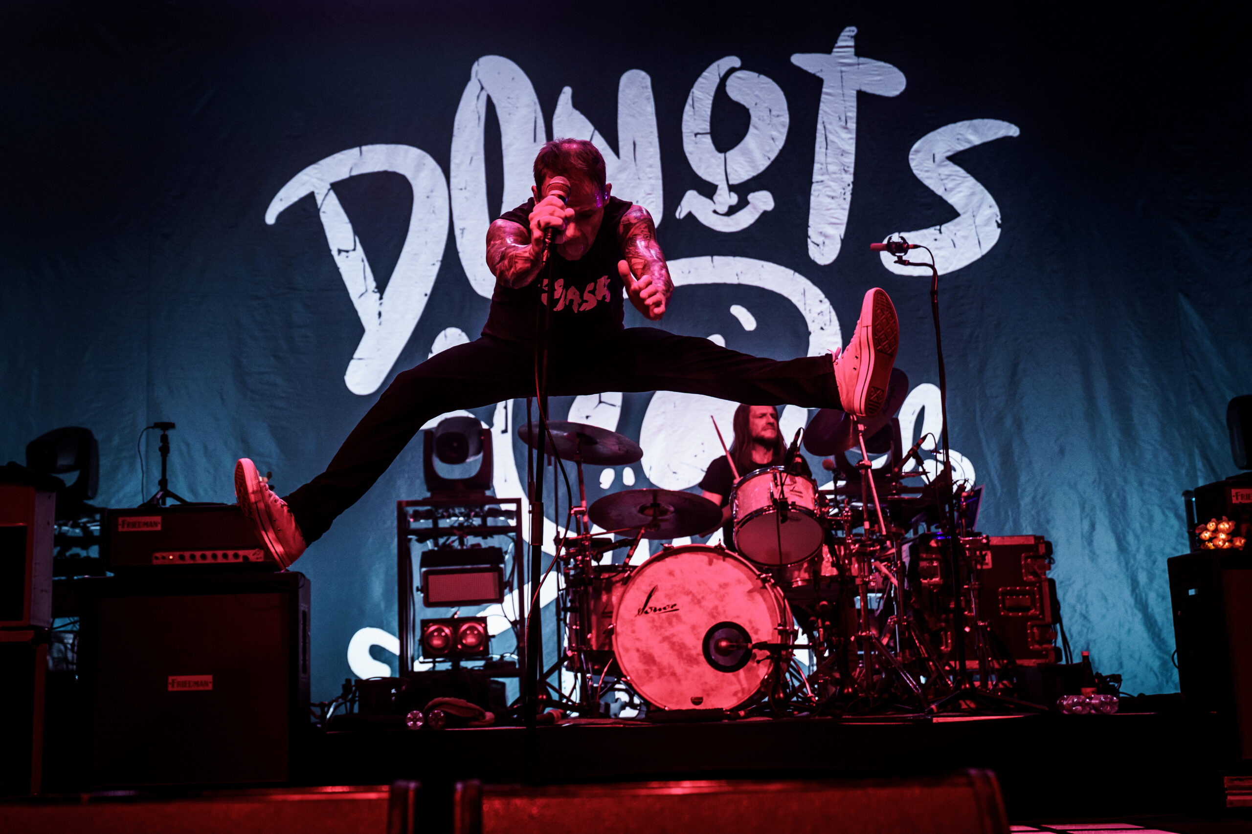 Donots-Frontmann Ingo springt auf der Bühne in den Spagat (mehr oder weniger)
