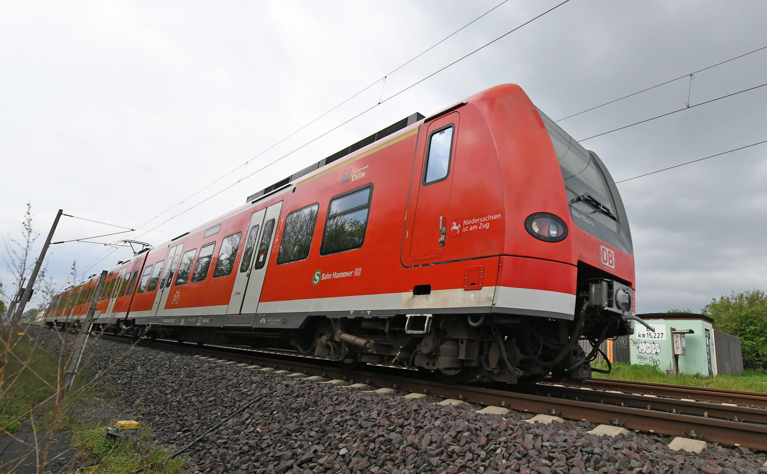 Ein S-Bahn-Zug fährt auf einem Gleis in Langenhagen, Niederachsen (Symbolbild)