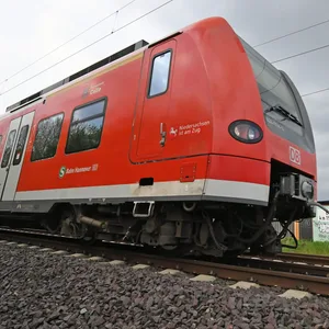 Ein S-Bahn-Zug fährt auf einem Gleis in Langenhagen, Niederachsen (Symbolbild)