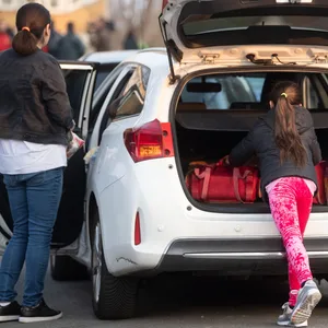 Die Frau hatte ihr Auto im Halteverbot abgestellt, um ihre Tochter dort abzusetzen (Symbolfoto).