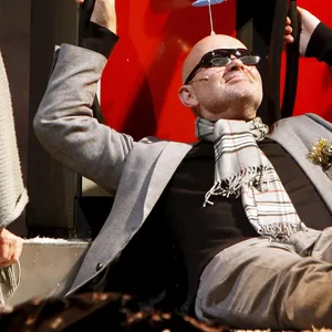 Die Schauspieler Marion Martienzen (v.l) und Georg Meyer-Goll auf der Bühne des St. Pauli-Theaters im Jahr 2008. Nun ist Meyer-Goll gestorben.
