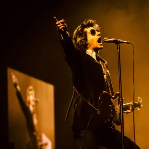 Die Arctic Monkeys spielten am Donnerstag ein umjubeltes Konzert in der Sporthalle Hamburg.