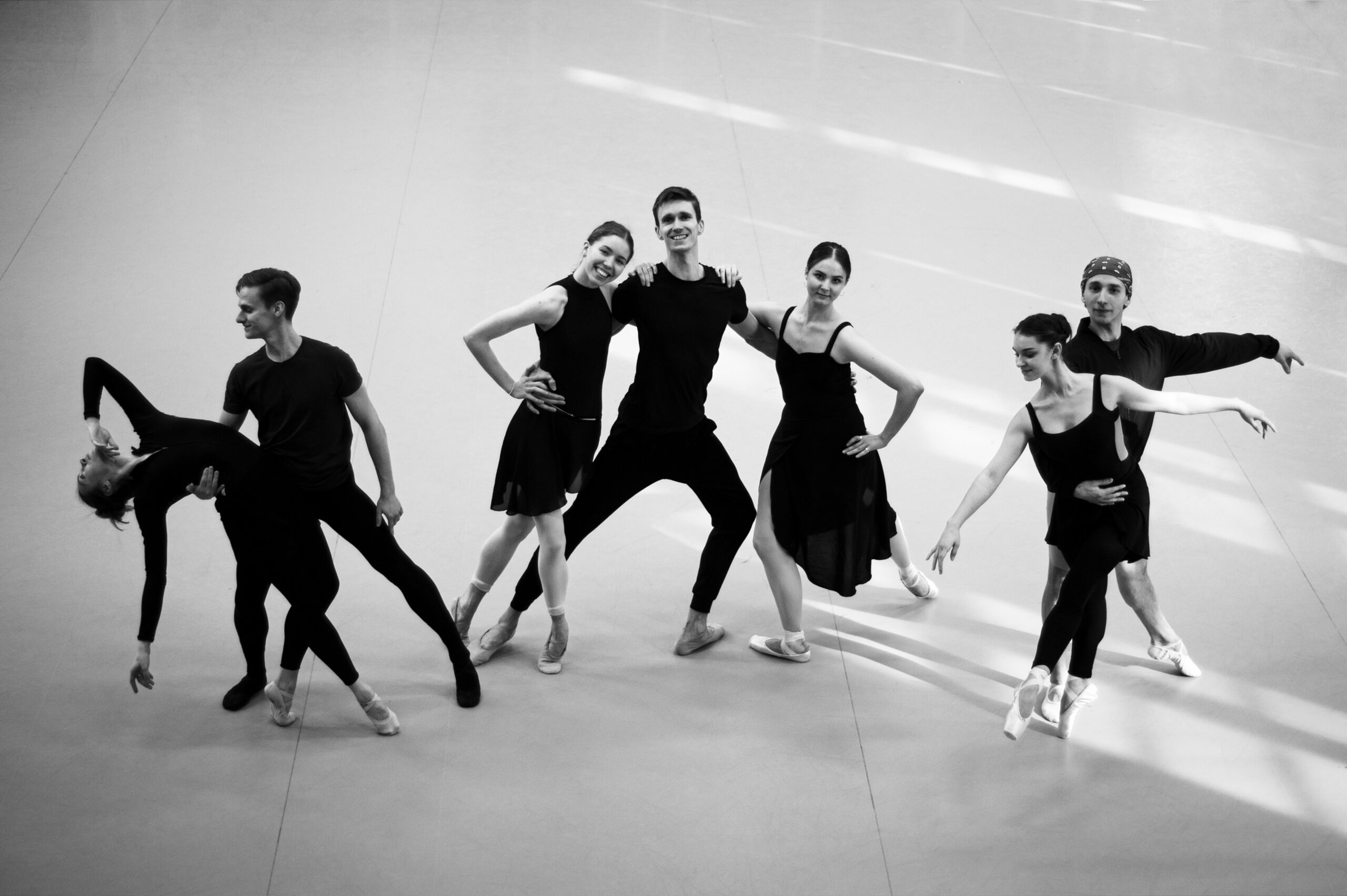 Schwarzweißfoto der Tänzerinnen und Tänzer