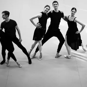 Schwarzweißfoto der Tänzerinnen und Tänzer