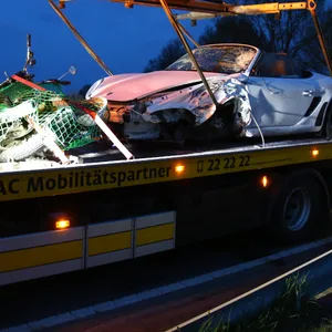 Der Porsche und das Motorrad wurden abgeschleppt.