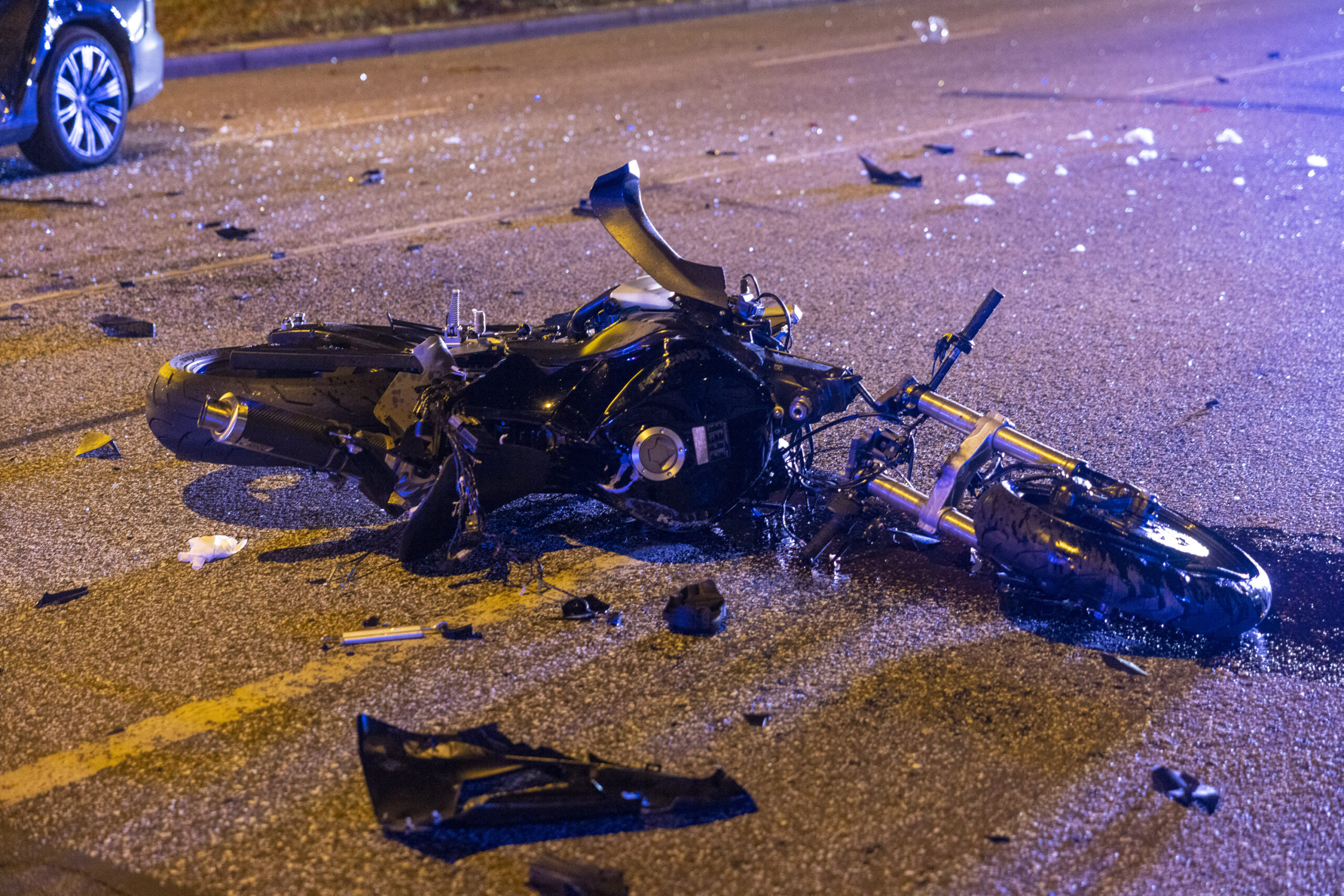 Ein völlig zerstörtes Motorrad liegt auf der Straße. Überhöhte Geschwindigkeit führt immer wieder zu schweren Unfällen wie hier in Hamburg