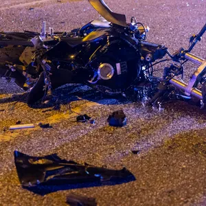 Ein völlig zerstörtes Motorrad liegt auf der Straße. Überhöhte Geschwindigkeit führt immer wieder zu schweren Unfällen wie hier in Hamburg