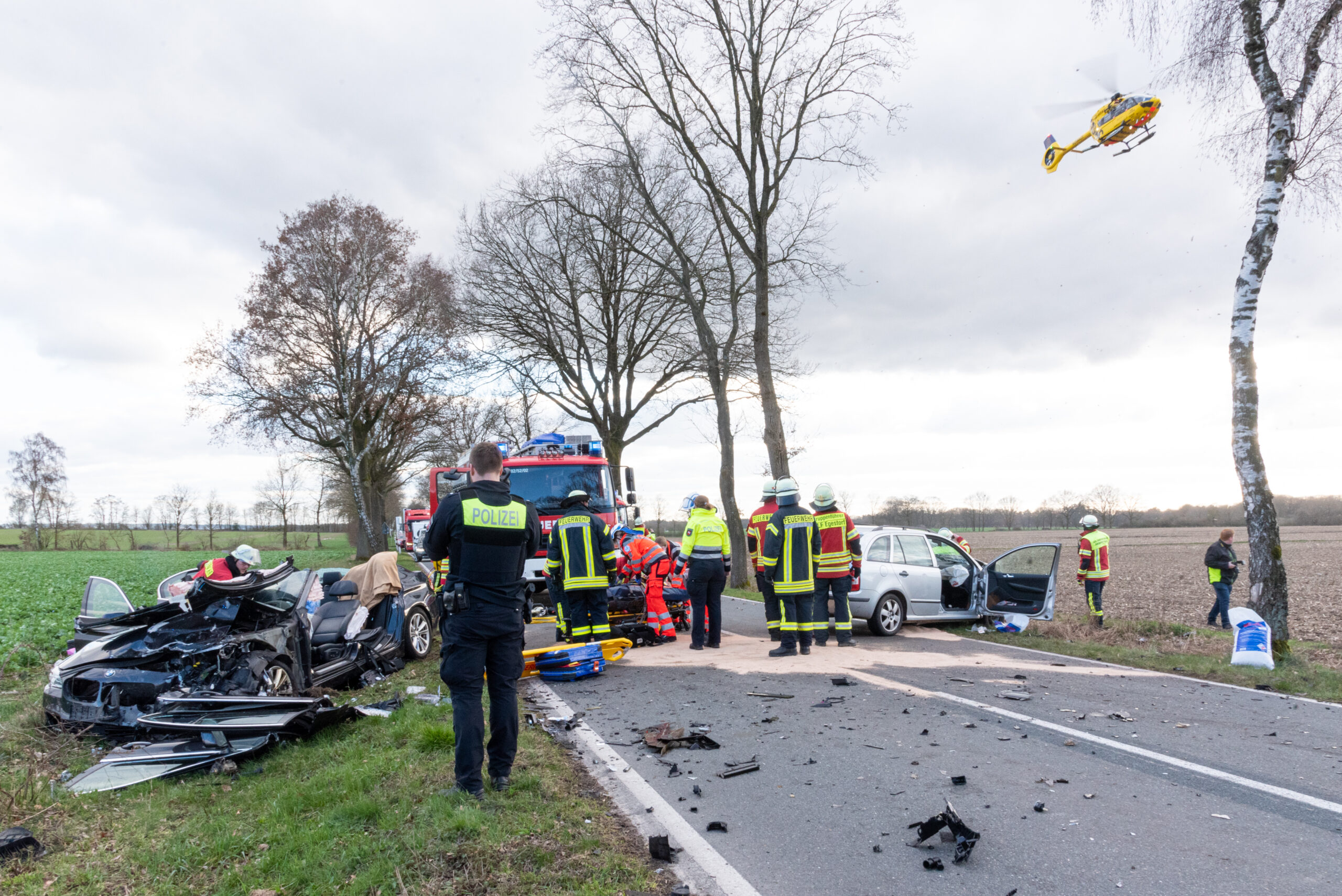 Bei einem Zusammenprall zweier Autos auf der L212 bei Egestorf (Landkreis Harburg) sind drei Menschen schwer verletzt worden.