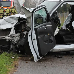 Schwerer Unfall in Wedel – drei Menschen verletzt in Klinik