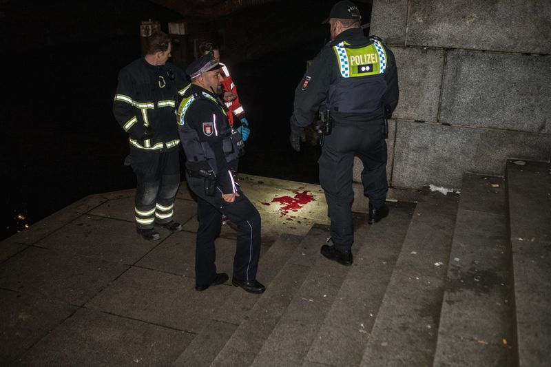 Polizisten bei der Blutlache am Jungfernstieg