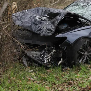 Der Autofahrer kam am Sonntagabend von der Straße ab und krachte gegen einen Baum.