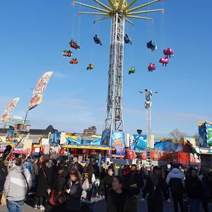 Das Karussell „Sky Dance“ auf dem Hamburger Dom blieb am Mittwoch aufgrund eines Defekts stehen.