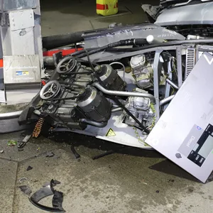 Fahrer ohnmächtig geworden – Auto rammt Tanksäule im Norden