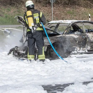 Die Unfallstelle am Buchholzer Dreieck: Ein Fahrzeug brannte vollständig aus.