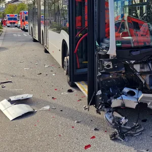 Bei dem Unfall wurde die Bus-Front beschädigt. Vier Menschen wurden verletzt.