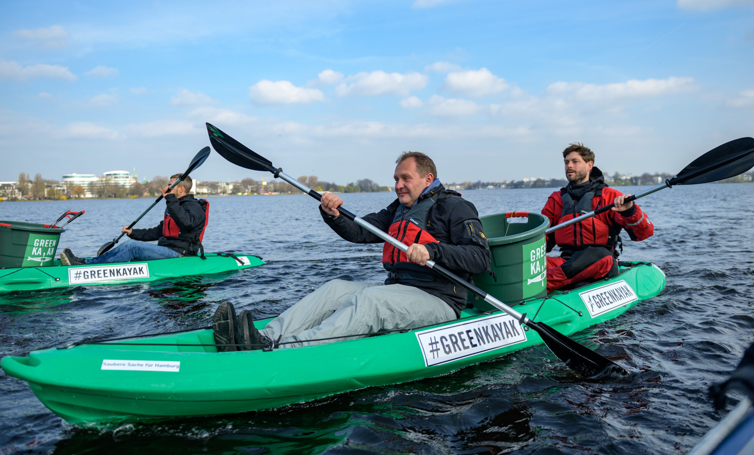 Jens Kerstan (Bündnis 90/Die Grünen, l), Umweltsenator der Stadt Hamburg, und Tobias Weber-Andersen, Gründer der Umweltinitiative „GreenKayak" paddeln auf der Außenalster.
