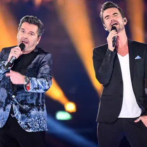 Archivbild: Thomas Anders (l) und Florian Silbereisen stehen bei der Show "Schlagerchampions – Das große Fest der Besten" auf der Bühne.