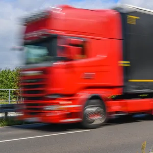 Auf der A30 hat die Polizei hat einen völlig überladenen Lastzug aus dem Verkehr gezogen (Symbolbild).