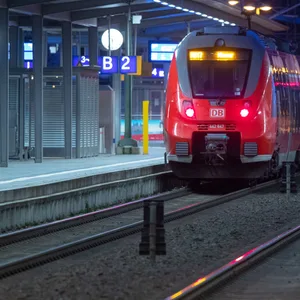 Ein Regionalexpress steht im Bahnhof von Schwerin