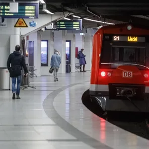 Jungfernstieg Unfall Junge Bahnsteig