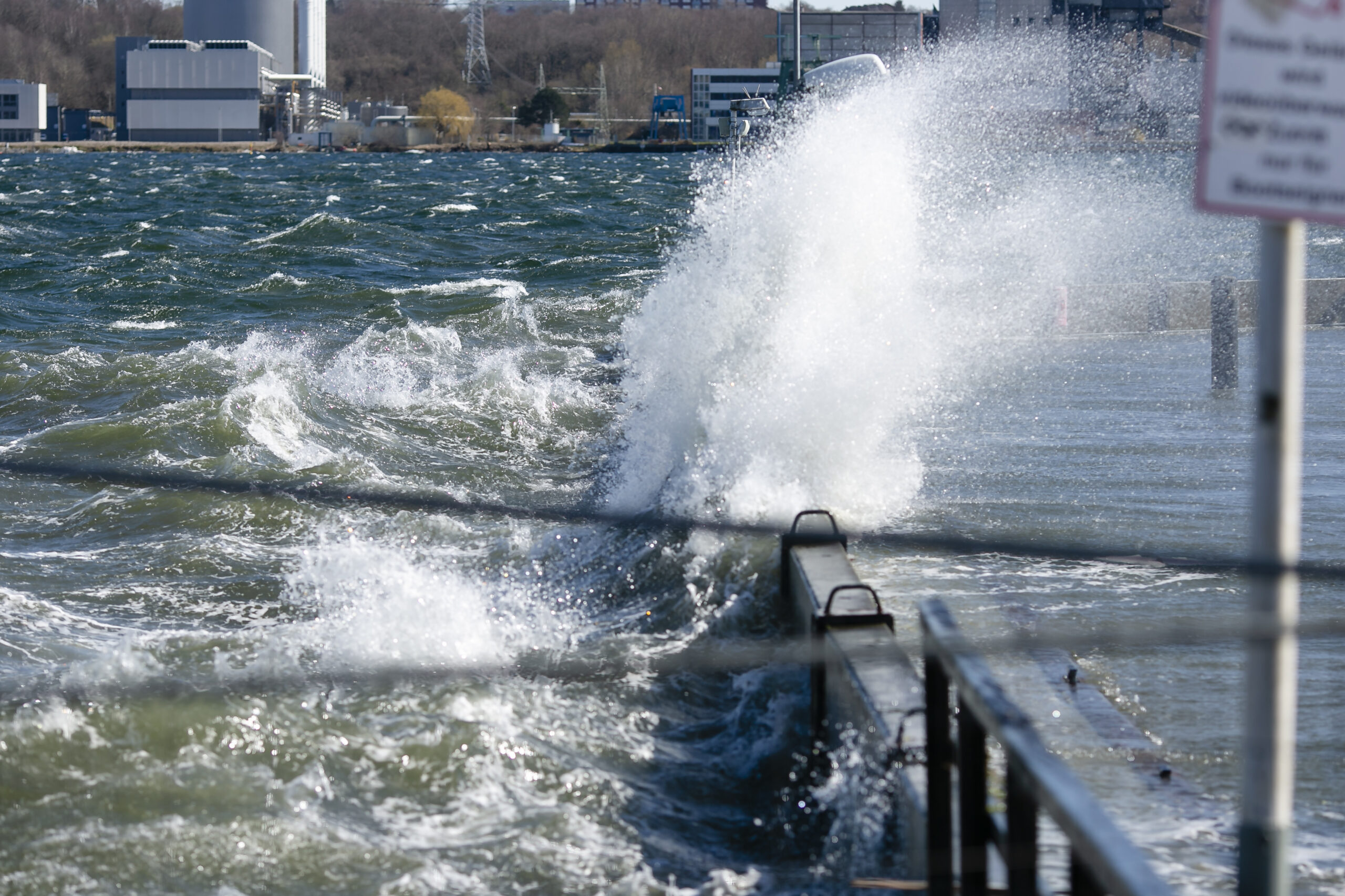 Wegen Hochwassers tritt das Wasser der Ostsee an der Kieler Innenförde über das UferWegen Hochwassers tritt das Wasser der Ostsee an der Kieler Innenförde über das Ufer