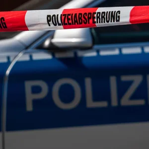Polizeiabsperrung mit Einsatzfahrzeug