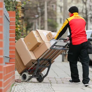 Paketbote DHL