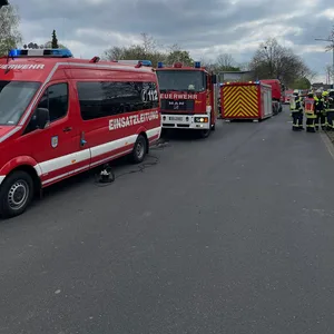 Aufnahme von Einsatzfahrzeugen der örtlichen Feuerwehr am Unfallort.
