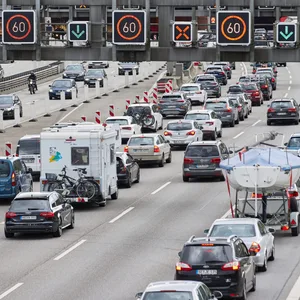Röhre im Elbtunnel nach Unfall gesperrt - Stau in beide Richtungen
