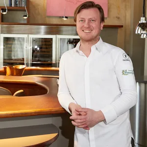 Kevin Fehling, Spitzenkoch, steht in seinem Restaurant The Table Kevin Fehling an einem Tisch