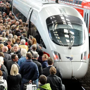 Eine Menschenmenge versucht am Hamburger Hauptbahnhof in einen ICE einzusteigen (Archivbild).