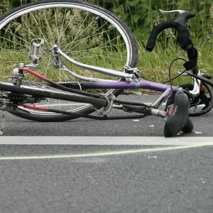 Ein 18-jähriger Fahrradfahrer wurde bei einem Unfall in Kessin lebensgefährlich verletzt. (Symbolbild)