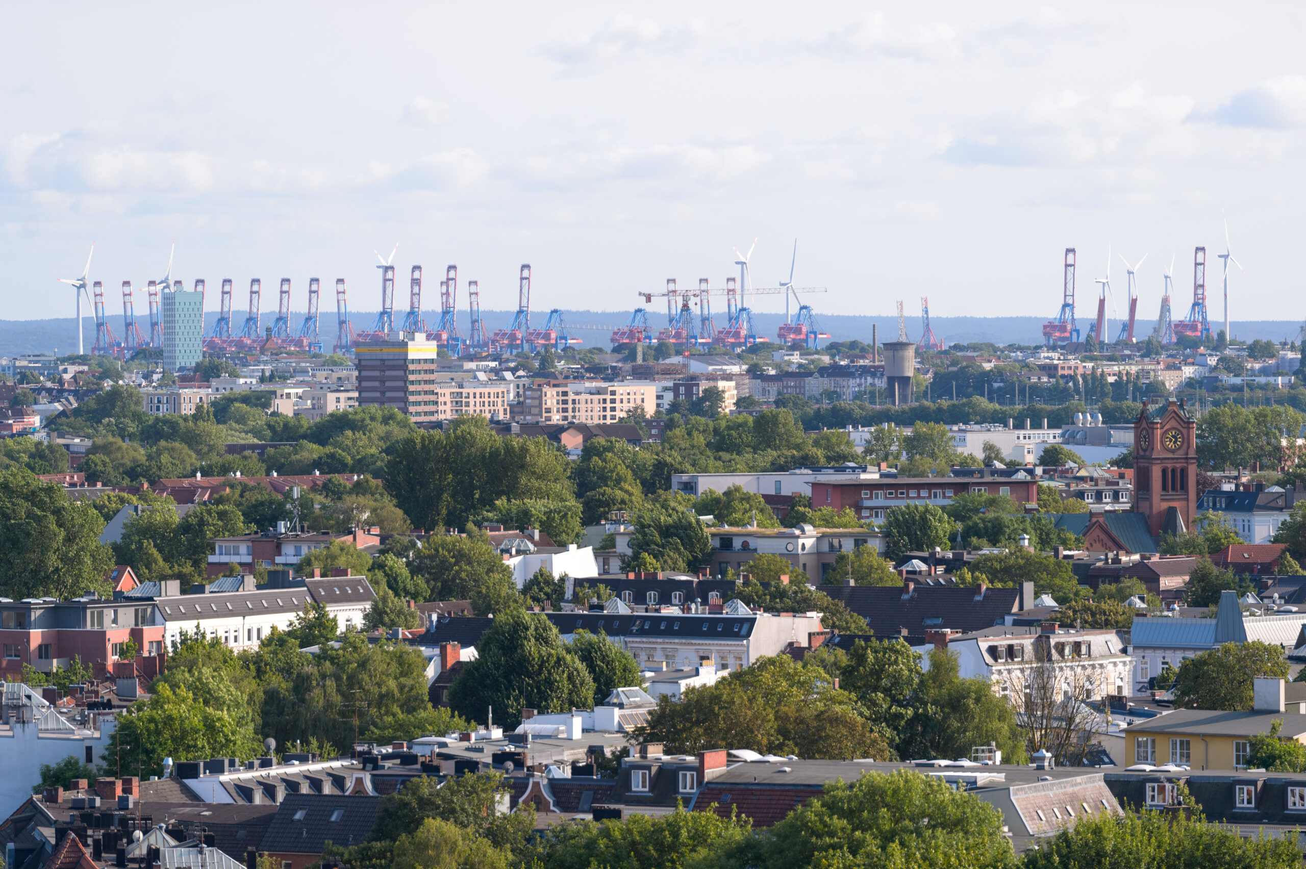 Panoramablick über Hamburg: Vorn sieht man Eimsbüttel und Altona, im Hintergrund die Hafenkräne