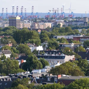 Blick über Hamburg: Vorn sieht man Eimsbüttel und Altona, im Hintergrund die Hafenkräne