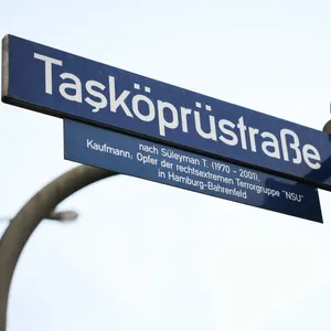 Das Strassenschild "Tasköprüstraße" (ehemals Kohlentwiete) ist an einem Ampelmast zu sehen